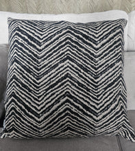 Afbeelding in Gallery-weergave laden, Omkeerbaar kussen zigzag black / natural
