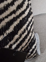 Afbeelding in Gallery-weergave laden, Omkeerbaar kussen zigzag black / natural
