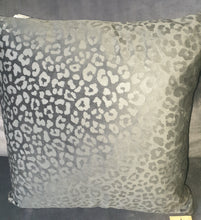 Afbeelding in Gallery-weergave laden, Kussen Dutch Decor &#39;Suri&#39; chive
