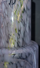 Afbeelding in Gallery-weergave laden, Mondgeblazen Fidrio confetti vaas roze

