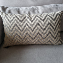 Afbeelding in Gallery-weergave laden, Kussen zigzag omkeerbaar Colmore
